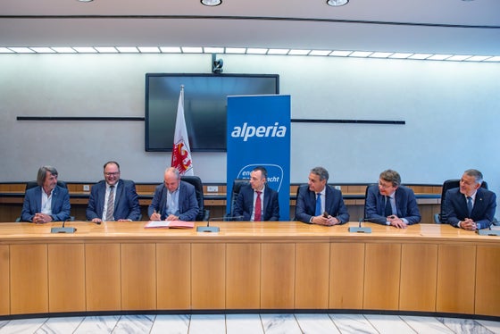 In Anwesenheit der Landesräte Hubert Messner (1.v.l.) und Peter Brunner (1.v.r.) unterzeichnete Helmuth Schwarz (3.v.l.), Vizedirektor der Landesagentur für Umwelt und Klimaschutz, heute mit zunächst mit Alperia und dann mit dem Südtiroler Sanitätsbetrieb die Abkommen zur Bereitstellung unentgeltlicher Energie. (Foto: LPA/Greta Stuefer)