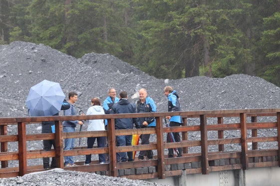 Landeshauptmann Kompatscher (im Zentrum) hat mit den Vertretungen der Gemeinde und den Technikern die Geschiebeproblematik und mögliche Schutzmaßnahmen für die Wallfahrtskirche zu den Heiligen Drei Brunnen in Trafoi besprochen. (Foto: LPA/Maja Clara) 