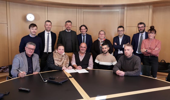 Grazie alla collaborazione costruttiva tra la Provincia autonoma di Bolzano, SASA SpA e le parti sociali firmatarie, è stato possibile ottenere un ulteriore miglioramento delle retribuzioni per il personale di SASA. Nella foto, il direttore del Dipartimento Infrastrutture e Mobilità Martin Vallazza (secondo da sinistra nella fila dietro), l'assessore provinciale Daniel Alfreider (terzo), il direttore generale di SASA SpA Ruggero Rossi de Mio (quarto da sinistra nella fila dietro), la rispettiva presidente Astrid Kofler (seconda da sinistra nella fila davanti) e le parti sociali. (Foto: USP/Ingo Dejaco)