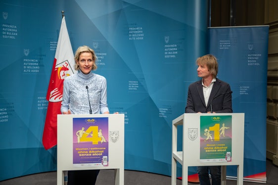 La domanda di “mocktails” (aperitivi analcolici) e “NoLo” (bevande senza e a basso contenuto alcolico) è in aumento ed è importante ampliare la gamma e mostrare che è possibile “divertirsi” senza alcol quando si esce, ha spiegato Bettina Schmid, responsabile di Gustelier & Gastro di HGV, alla conferenza stampa di presentazione della campagna di prevenzione dell'alcol. (Foto: USP/Greta Stuefer)