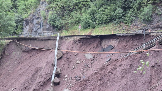 La foto ritrae dal basso lo stato della strada provinciale SP 98 in seguito ai danni provocati dal maltempo a fine giugno. (Foto: USP/Servizio strade della Provincia autonoma di Bolzano)