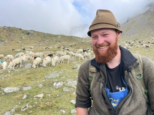 Il pastore Manuel Götsch ha trascorso i mesi estivi nella capanna dei pastori sulla Niedertalalm nella valle dell'Ötztal: “I cambiamenti strutturali e climatici comportano molte nuove sfide per la pastorizia itinerante”. (Foto: USP/Gnews)