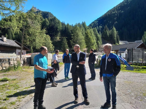 Sopralluogo ai cantieri idraulici in val di Vizze: (davanti da sx) il vicedirettore Ufficio sistemazione bacini montani Nord Philipp Walder, il sindaco Stefan Gufler, l'assessore Schuler, (dietro) Jan Kobald, il direttore dell'Agenzia Protezione civile Unterweger, il caposquadra Rungger (Foto: ASP/Maja Clara)