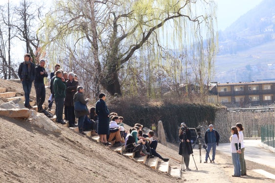 Bei der Projektvorstellung am 1. März (im Bild) zeigte sich der Damm am Mutbach an der Gemeindegrenze zwischen Meran und Algund noch recht kahl. Bei der offiziellen Eröffnung am 12. Juni kann die Gestaltung durch die Klasse 4C des Realgymnasiums Meran begutachtet werden. (Foto: LPA/Maja Clara)