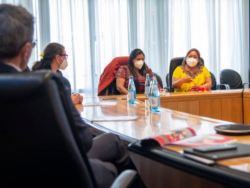 La coordinatrice Erica Barbieri e due rappresentanti delle organizzazioni femminili guatemalteche, Elena Guzaro Raymundo e María Cristina Raymundo Rivera, hanno informato il presidente della Provincia, Arno Kompatscher, in merito alla giornata d'azione Operation Daywork di quest'anno (Foto: ASP/Fabio Brucculeri) 