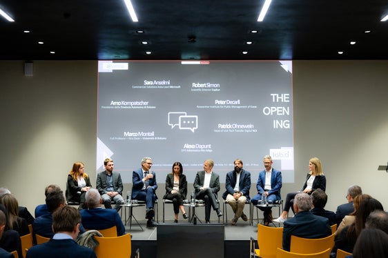 Nella foto, da sinistra: Alexia Dapunt (DPO di IAA), Peter Decarli (ricercatore dell'Istituto per il Public Management dell'Eurac), il presidente Arno Kompatscher, Sara Anselmi (commercial solutions area lead di Microsoft), Patrick Ohnewein (head of unit Tech Transfer Digital NOI), Marco Montali (professore dell'Università di Bolzano), Robert Simon (direttore scientifico di Euphur) e la direttrice dell'Agenzia di Stampa e Comunicazione della Provincia, Claudia Messner. (Foto: USP/Manuela Tessaro)