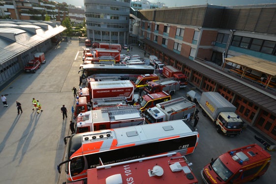 200 Hilfskräfte mit 35 Fahrzeugen haben heute Vormittag eine Ruhepause bei ihren Kameraden der Berufsfeuerwehr in Bozen eingelegt, bevor sie ihre Fahrt zu ihrem Einsatzort bei den Waldbränden in Griechenland fortsetzten. (Foto: Agentur für Bevölkerungsschutz/Berufsfeuerwehr)