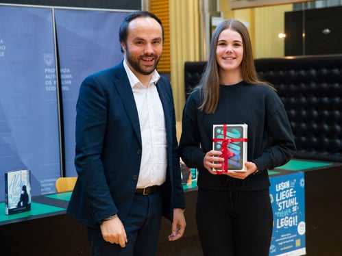 Für Ihr Video zum Buch Vergissmeinnicht wurde Stefanie Schiefer aus Schenna ausgezteichnet. (Foto: LPA/Fabio Brucculeri)
