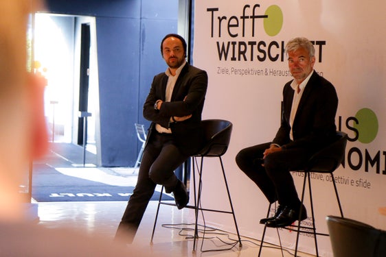 Gli assessori Achammer (a sx)&nbsp;e&nbsp;Arnold Schuler durante uno dei tre incontri di&nbsp;"Focus economia - Sfide, obiettivi e prospettive", dedicato alle sfide di politica economica in Alto Adige. (Foto: ASP/Peter Natter)