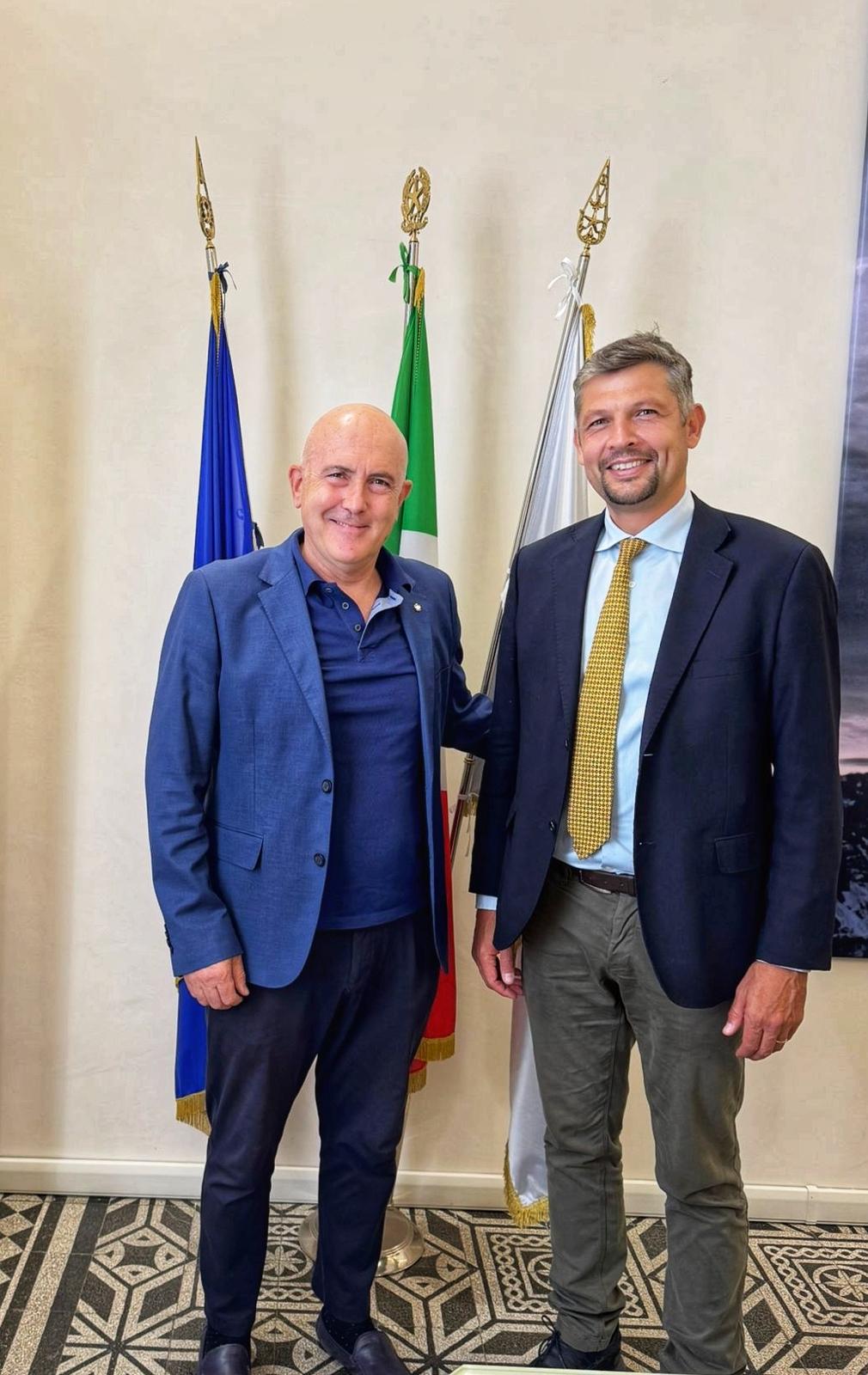 Landeshauptmannstellvertreter und Mobilitätslandesrat Daniel Alfreider (rechts im Bild) besprach in Rom mit Gioacchino Alfano, dem Präsidenten des Verwaltungsrats der Gesellschaft Difesa Servizi das Projekt für die neue Unterführung am Bahnhof Innichen. (Foto: LPA/Ressort für Infrastrukturen und Mobilität)