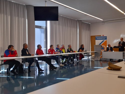 Beispielhaft nannte der Zivilschutzminister (stehend) das System des Zivilschutzes in Südtirol, das kapillare Netz der vielen Mitglieder der Freiwilligenorganisationen, im Bild links einige Vorsitzende (Foto: LPA/Maja Clara)