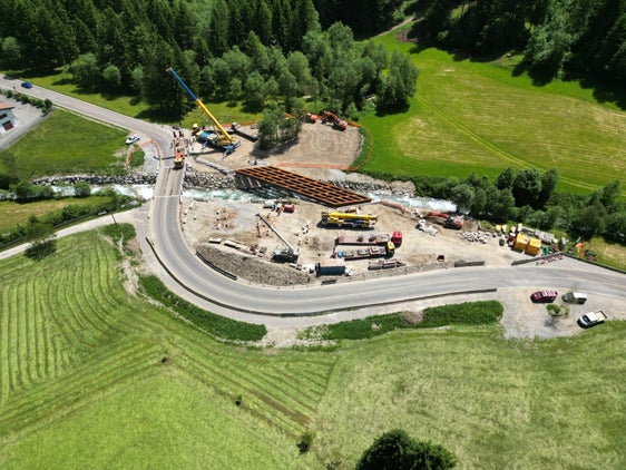 La struttura del nuovo ponte, costituita da sei travi a doppia T accoppiate, in acciaio corten, ciascuna di lunghezza 34 metri, è arrivata in cantiere il 23 maggio per essere assemblata e saldata sul posto. I lavori di completamento del ponte sono ora in corso. (Foto: USP/Dipartimento Infrastrutture e Mobilità)