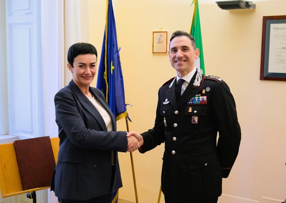Freundschaftlicher Austausch beim Antrittsbesuch: Sicherheitslandesrätin Ulli Mair und Oberst Antonio Forte. (Foto: LPA/Lukas Forer)