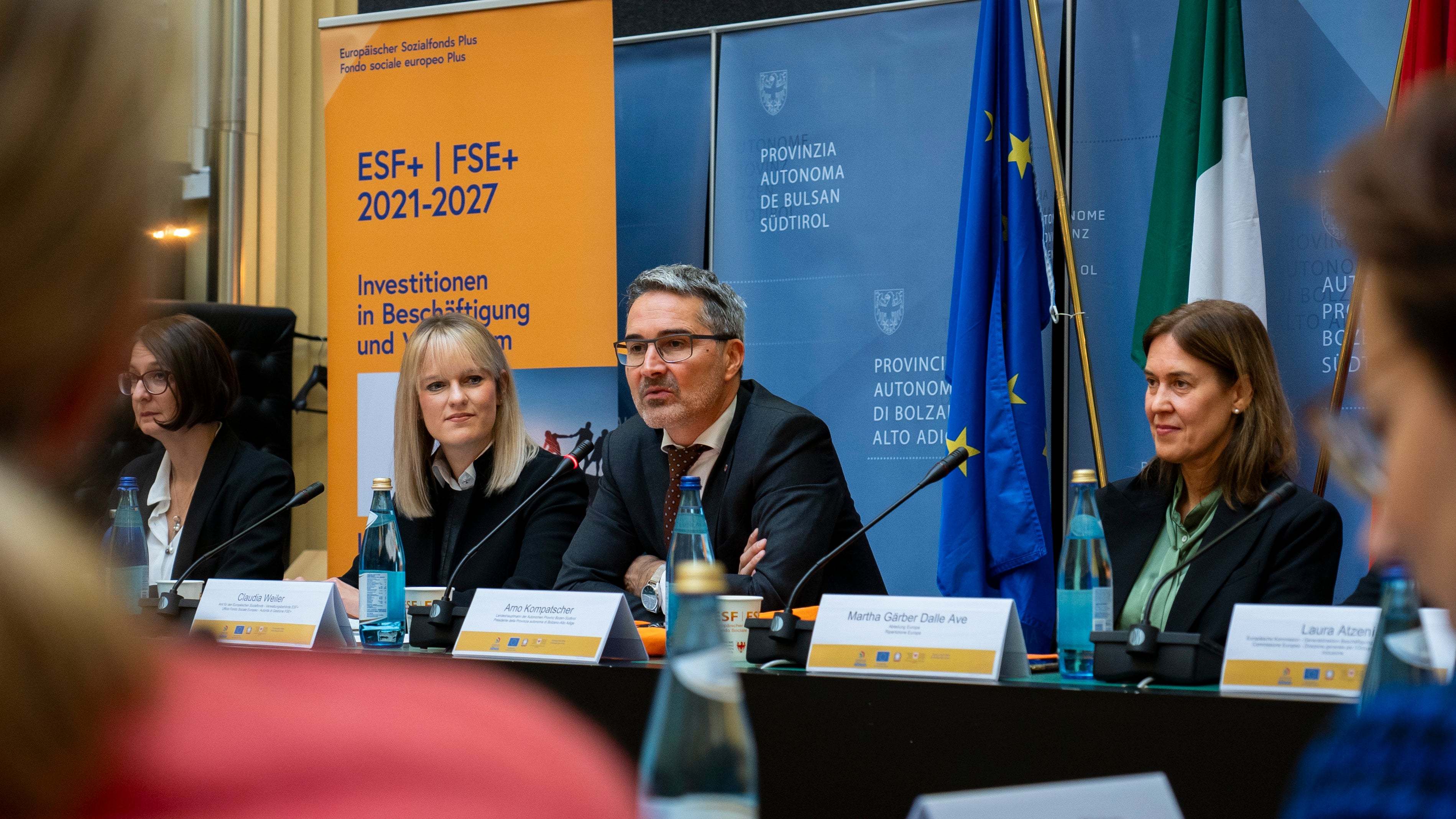 Si è svolto a Palazzo Widmann il Comitato di Sorveglianza del Fondo sociale europeo Plus. 150 milioni di euro disponibili per promuovere occupazione, formazione e inclusione sociale. Da sinistra Claudia Weiler, direttrice dell’Ufficio Fondo sociale europeo, il presidente della Provincia, Arno Kompatscher, e la direttrice della Ripartizione Europa, Martha Gärber (Foto: ASP/Fabio Brucculeri)