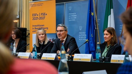 Si è svolto a Palazzo Widmann il Comitato di Sorveglianza del Fondo sociale europeo Plus. 150 milioni di euro disponibili per promuovere occupazione, formazione e inclusione sociale. Da sinistra Claudia Weiler, direttrice dell’Ufficio Fondo sociale europeo, il presidente della Provincia, Arno Kompatscher, e la direttrice della Ripartizione Europa, Martha Gärber (Foto: ASP/Fabio Brucculeri)