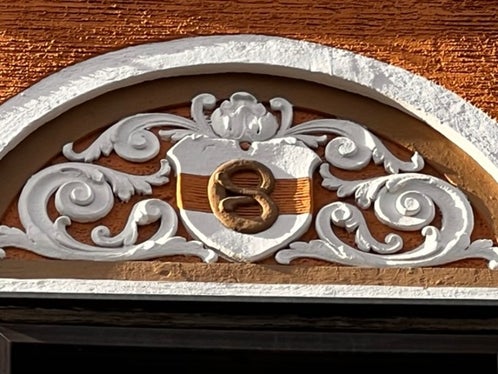 Die Fassadendekorationen vereinen das Bozner Stadtwappen und Motive aus dem Bäckereigewerbe, ein Hinweis auf die berufliche Tätigkeit eines der ursprünglichen Bauherren, Hans Ladinser. (Foto: Landesdenkmalamt/Klaus Ausserhofer)