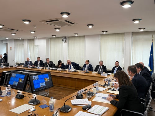 Bei der Sitzung der Konferenz der Regionen und der Autonomen Provinzen am 18. Dezember bekräftigte Landeshauptmann Arno Kompatscher erneut seine klare Ablehnung einer Zentralisierung der Verwaltung der Mittel der EU-Programmperiode 2028 - 2034.  (Foto: Konferenz der Regionen und der Autonomen Provinzen)