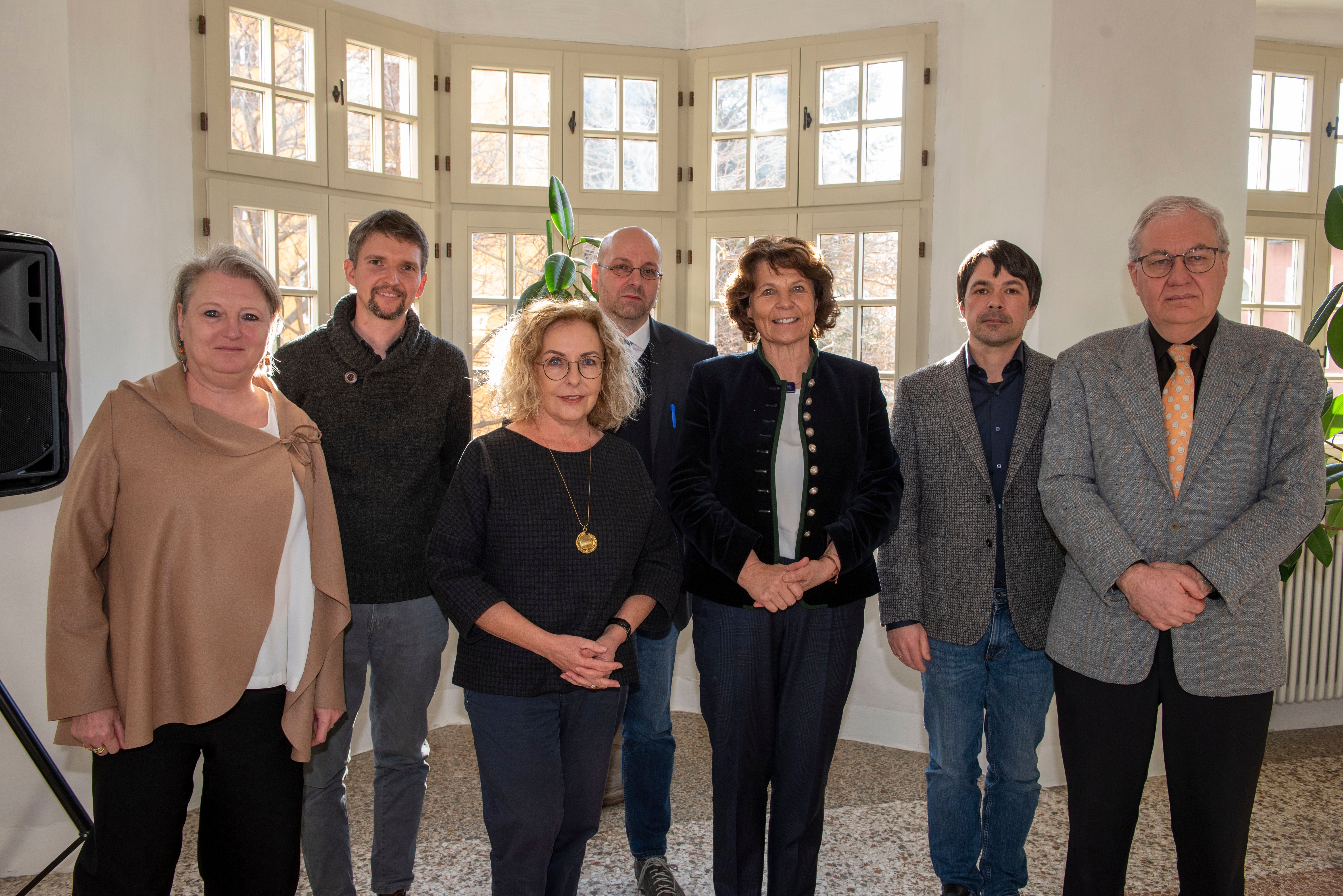 Inventari della Commissione culturale dell'Alto Adige  sono ora registrati in un libro di ricerca. Nella foto (da sinistra): Karin Dalla Torre, Simon Terzer, Alexandra Roilo, il direttore Pfeifer, l'assessora provinciale Hochgruber Kuenzer, Roland Unterweger e Christoph Haidacher (Foto: Soprintendenza provinciale ai beni culturali/Alessandro Campaner)