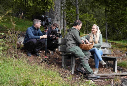 Nutzt den Wald als Fundgrube für alpine Geschmäcker: Andrea Irsara (links auf der Bank) mit Moderatorin Karin Gschnitzer bei den Dreharbeiten für So isst Euregio. (Foto: Euregio)