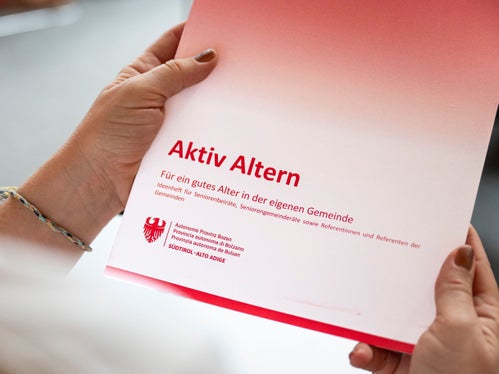 In einem Ideenheft hat das Amt für Senioren und Sozialsprengel unterschiedliche Informationen über Maßnahmen und Ansprechpartner für Seniorenbeiräte, Seniorengemeindebeiräte und für Gemeindereferentinnen und -referenten gesammelt. (Foto: LPA/Fabio Brucculeri)