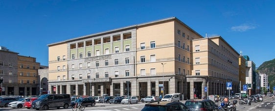 Die Landesregierung hat am 8. Mai dem Abschluss des Kaufvertrags mit der Generaldirektion Trentino‑Südtirol des Nationalen Institut für soziale Fürsorge NISF/INPS für den Erwerb des dritten Bauloses von Immobilien am Siegesplatzes in Bozen zugestimmt. (Foto: LPA/Gianluca Crocco)