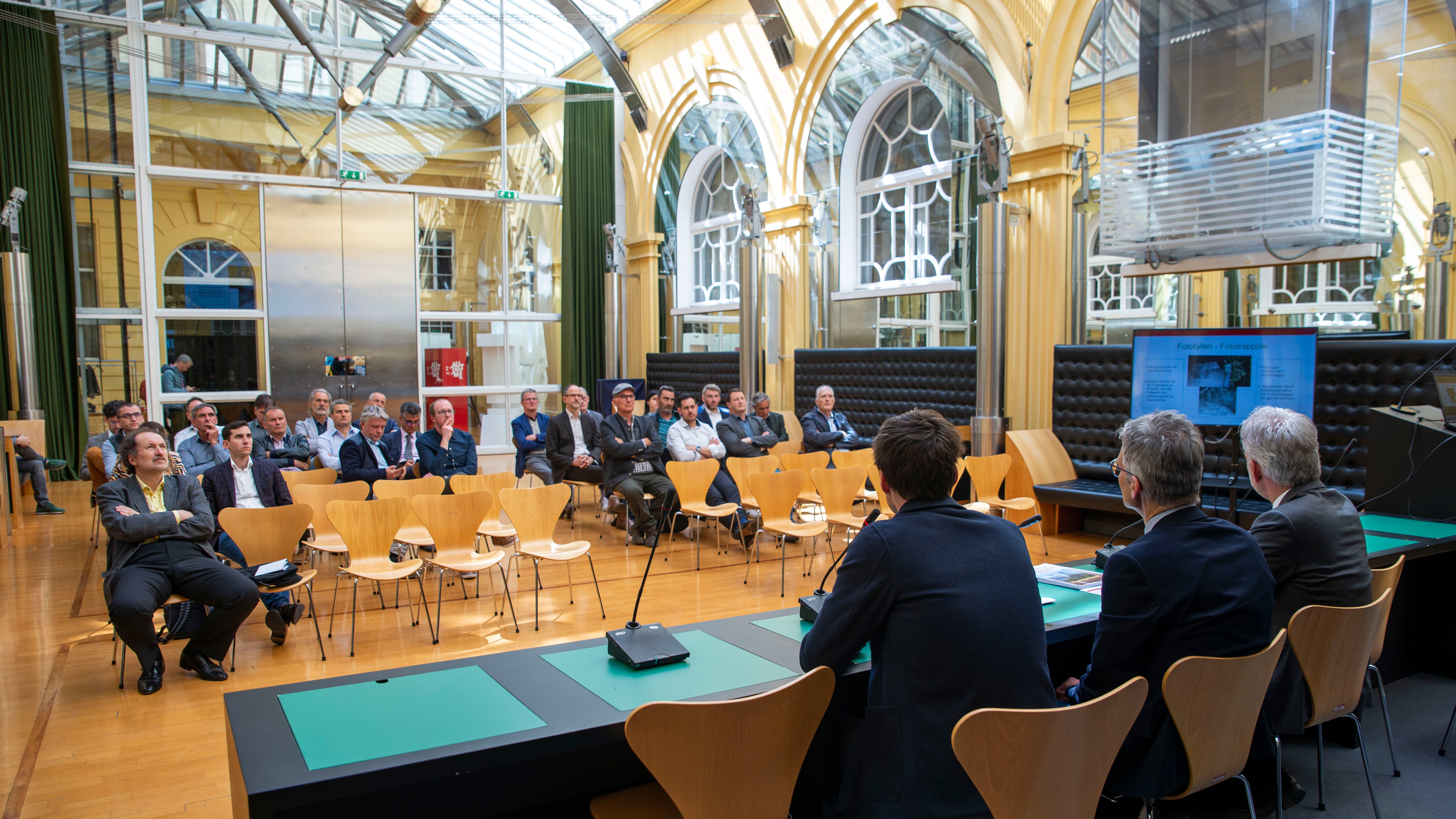 Lokalverwaltende, Vertretende aus Tourismus, Landwirtschaft und Jagd waren gekommen, um mit Landesrat Arnold Schuler (Bildvordergrund r.), Forst-Abteilungsdirektor Günther Unterthiner und Wildbiologen Dominik Trenkwalder das Thema Bärenmangement zu erörtern. (Foto: LPA/Fabio Brucculeri)