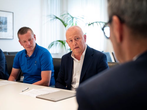 Il presidente dell'Unione provinciale dei corpi dei vigili del fuoco volontari dell'Alto Adige Martin Künig (a destra) era accompagnato nella visita al presidente Kompatscher (di spalle) dal suo vice Peter Hellweger (Foto: USP/Fabio Brucculeri)
