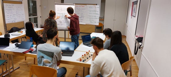 Nach Lösungen zu komplexen Themenstellungen suchten die Schülerinnen und Schüler während dieser besonderen Woche in Tramin. (Foto: LPA/Daniel Soraruf)