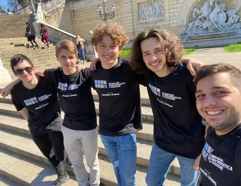 Die Teilnehmer der Olimpiadi di Informatica a Squadre (v.r.): Lehrer Tobias Steiner, David Mairhofer, Damian Mayr, Fabian Reifer und Serafim Thaler