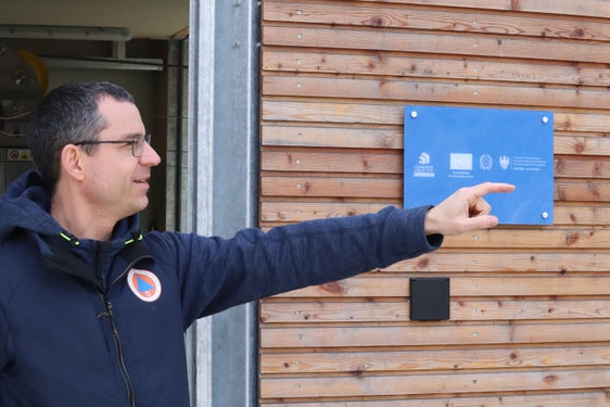 Die Pegelmessstelle am orografisch linken Ufer des Eisacks im Süden Bozens besteht seit 2003 und wurde im Laufe der Zeit viermal erweitert, auf der gegenüberliegenden Flussseite steht ein Infopoint, erläutert Stefan Ghetta vom Amt für Hydrologie und Stauanlagen in der Agentur für Bevölkerungsschutz. (Foto: LPA/Maja Clara)