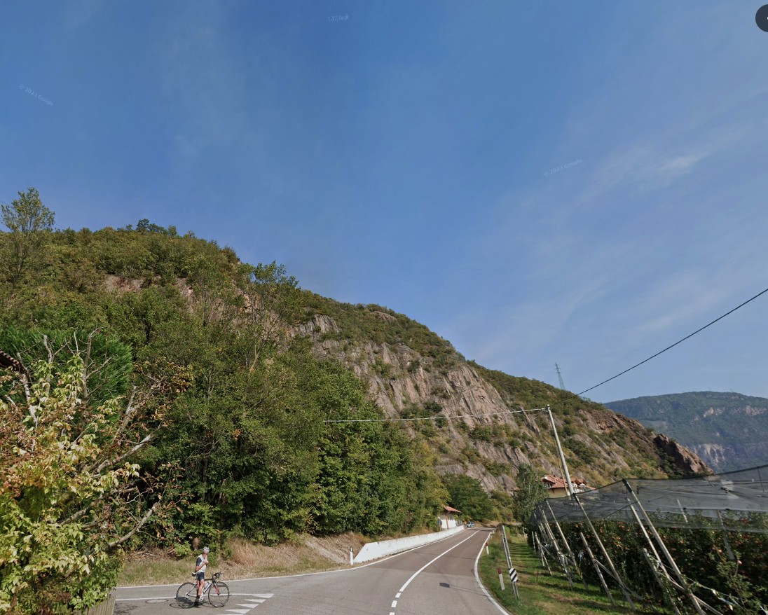 Entlang der Landesstraße 127 Auer-Söll sind Steinschlagschutzbauten und Felssicherungsarbeiten geplant. Am 21. Jänner werden die Arbeiten wieder aufgenommen. (Foto: Google Street View)