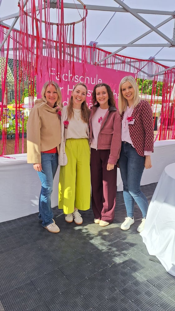 Lo stand della Scuola professionale per l'economia domestica e agroalimentare Aslago. Nella foto (da sinistra) Gisela Greinöcker, Laura Pircher, Sophia Zöschg, Martina Gögele. (Foto: USP/Scuola professionale per l'economia domestica e agroalimentare Aslago)