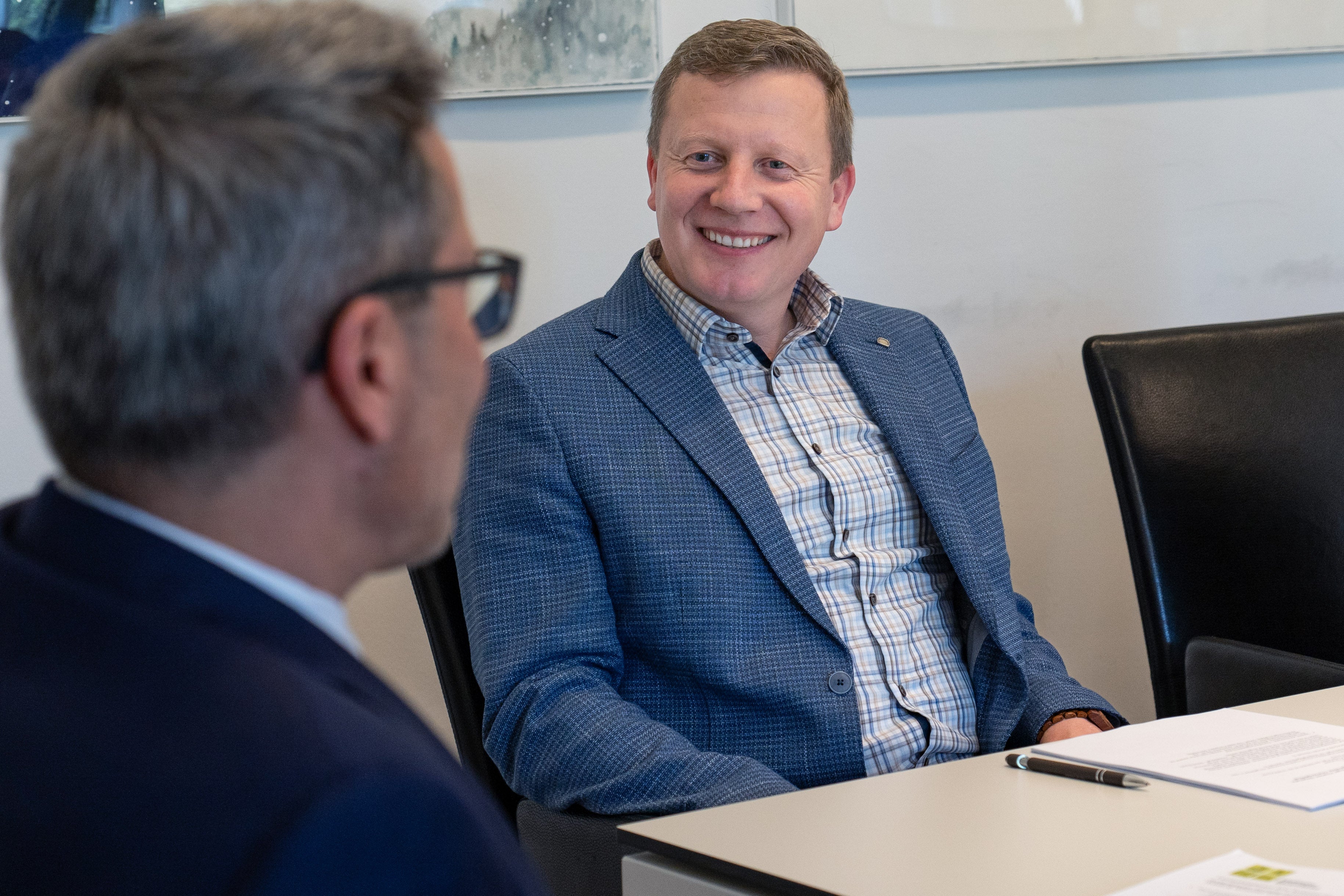 Ein herzliches Gespräch über Themen, die den Bäuerinnen und Bauern und immer mehr Menschen im Land zu Herzen gehen: Landeshauptmann Arno Kompatscher hat heute (5. April) SBB-Obmann Daniel Gasser empfangen. (Foto: LPA/Greta Stuefer)