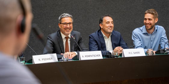 Il presidente della Provincia Arno Kompatscher (da sinistra), Pier Carlo Sandei, rappresentante dell'ONU a Kiev, e Marc Röggla di Eurac Research hanno risposto alle domande della delegazione ucraina. (Foto: Eurac Research/Annelie Bortolotti)