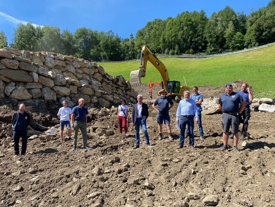 Baustellenbesichtigung (v.l.): Baustellenleiter Florian Nössing, Peter Schweitzer, Bauleiter Roland Schweitzer, Gemeindereferentin Heidi Gamper, LR Schuler, Roland Pirhofer, Bürgermeister Altstätter, Andreas Eberhöfer, Vorarbeiter Hansjörg Stricker, Vizebürgermeister Roland Schwienbacher (Foto: LPA/Noemi Prinoth)
