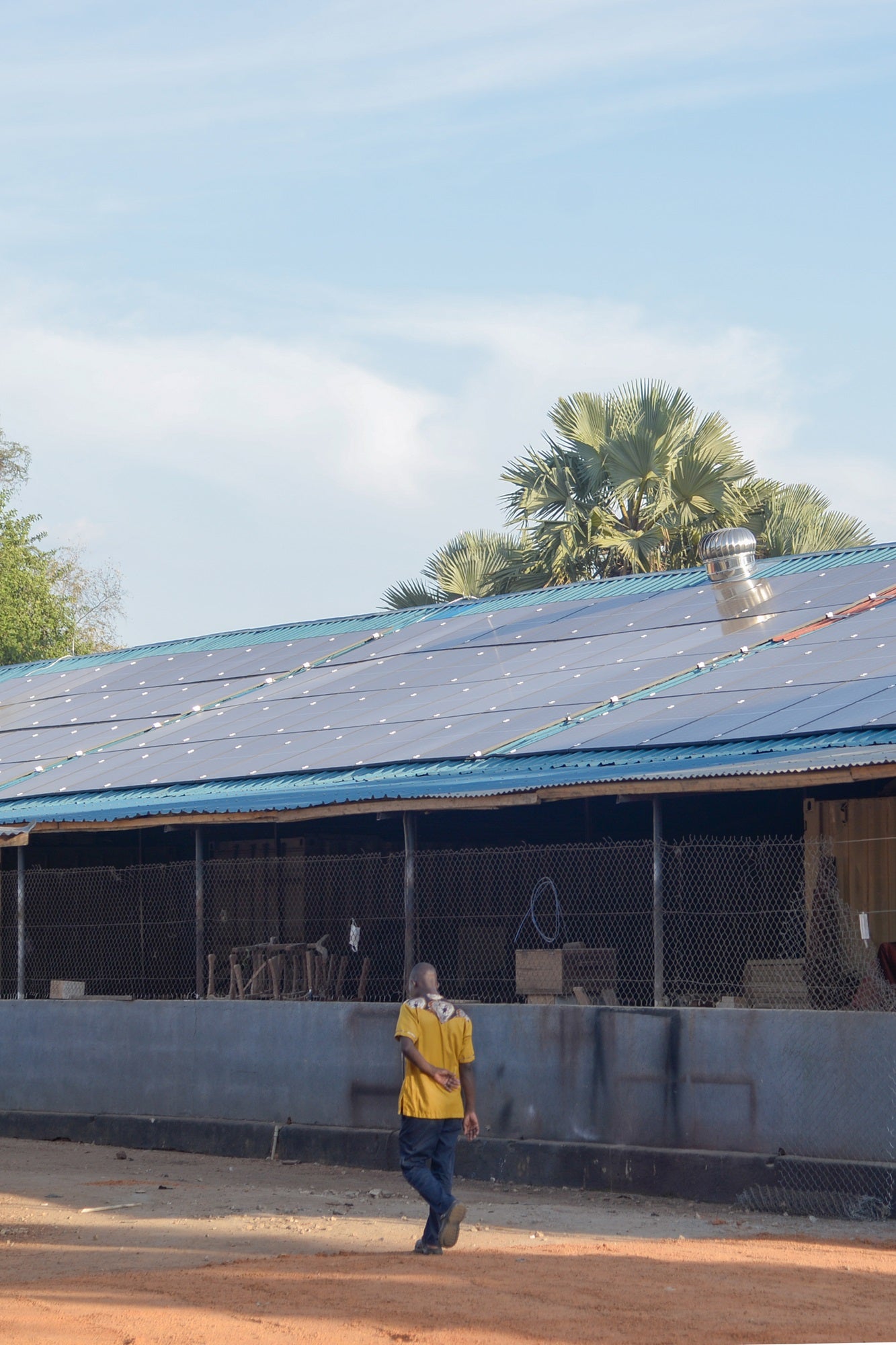 I fondi della cooperazione allo sviluppo della Provincia di Bolzano vengono utilizzati per realizzare impianti fotovoltaici (nella foto, quello del centro di formazione professionale nel centro profughi di Palorinya in Uganda, messo in funzione nella primavera del 2025). (Foto: USP/Hannes Wisthaler)