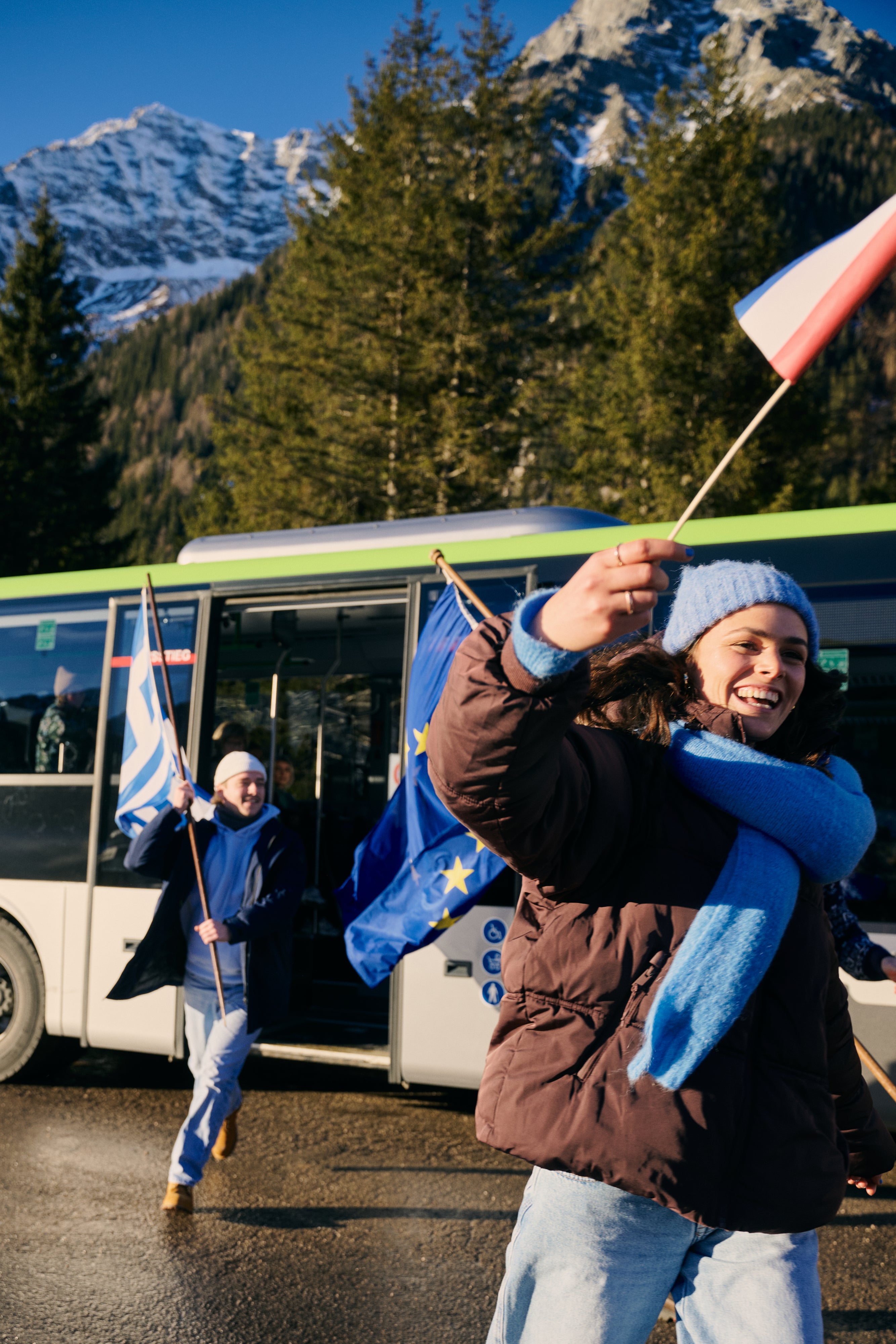 Während der Olympischen Winterspiele hat das Land Südtirol Maßnahmen ergriffen, um eine nachhaltige Mobilität zu fördern und den bestmöglichen Service, sowohl für die Olympiafans als auch für alle anderen Nutzerinnen und Nutzer, zu gewährleisten, indem ein zusätzlicher Transportdienst eingerichtet wurde.
(Foto: LPA/zukunvt)