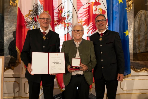 Walter Cristofoletti (Mitte) aus Salurn erhielt das Verdienstkreuz für seine 
Verdienste um den Einsatz für die deutsche Sprache sowie politische, kulturelle und 
sportliche Verdienste in Salurn. (Foto: Land Tirol/Sedlak)