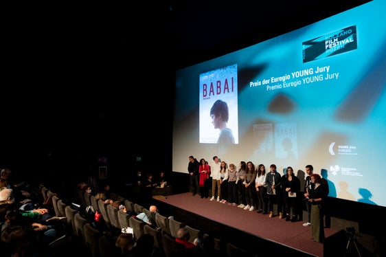 I giovani della giuria studentesca provenienti dalle tre regioni dell'Euregio dell'edizione 2022 (Foto: Filmfestival Bolzano)