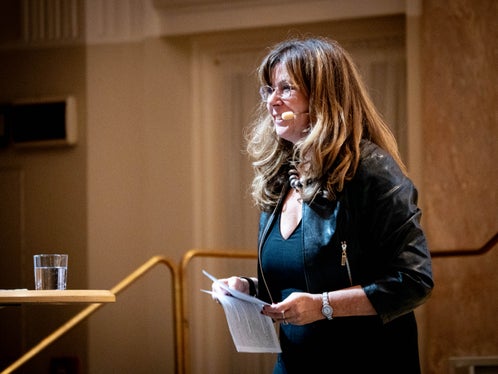 La direttrice Alexandra Pedrotti ha condotto (insieme al co-presentatore Matthäus Crepaz) la prima parte della giornata pedagogica di apertura delle scuole di musica, che è proseguita nel pomeriggio con le riunioni dei gruppi di specializzazione. (Foto: USP/Direzione provinciale Scuola musicale tedesca e ladina/Nathan Chizzali)