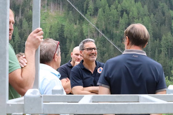 Landeshauptmann und Bevölkerungsschutzlandesrat Arno Kompatscher bei der Baustellenbesichtigung bei der Rückhaltesperre aus Stahlbeton im Brunnbergbach direkt oberhalb von Mühlwald. (Foto: LPA/Maja Clara)