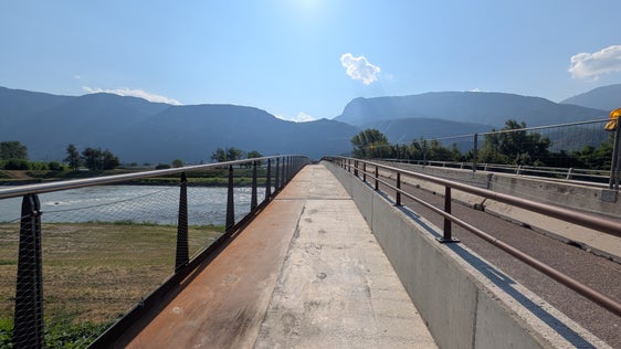 Diese Woche werden die Arbeiten fortgesetzt. Dazu gehört unter anderem die Kunstharzbeschichtung auf dem Geh- und Radweg der Etschbrücke. (Foto: LPA/Ressort Infrastrukturen und Mobilität)