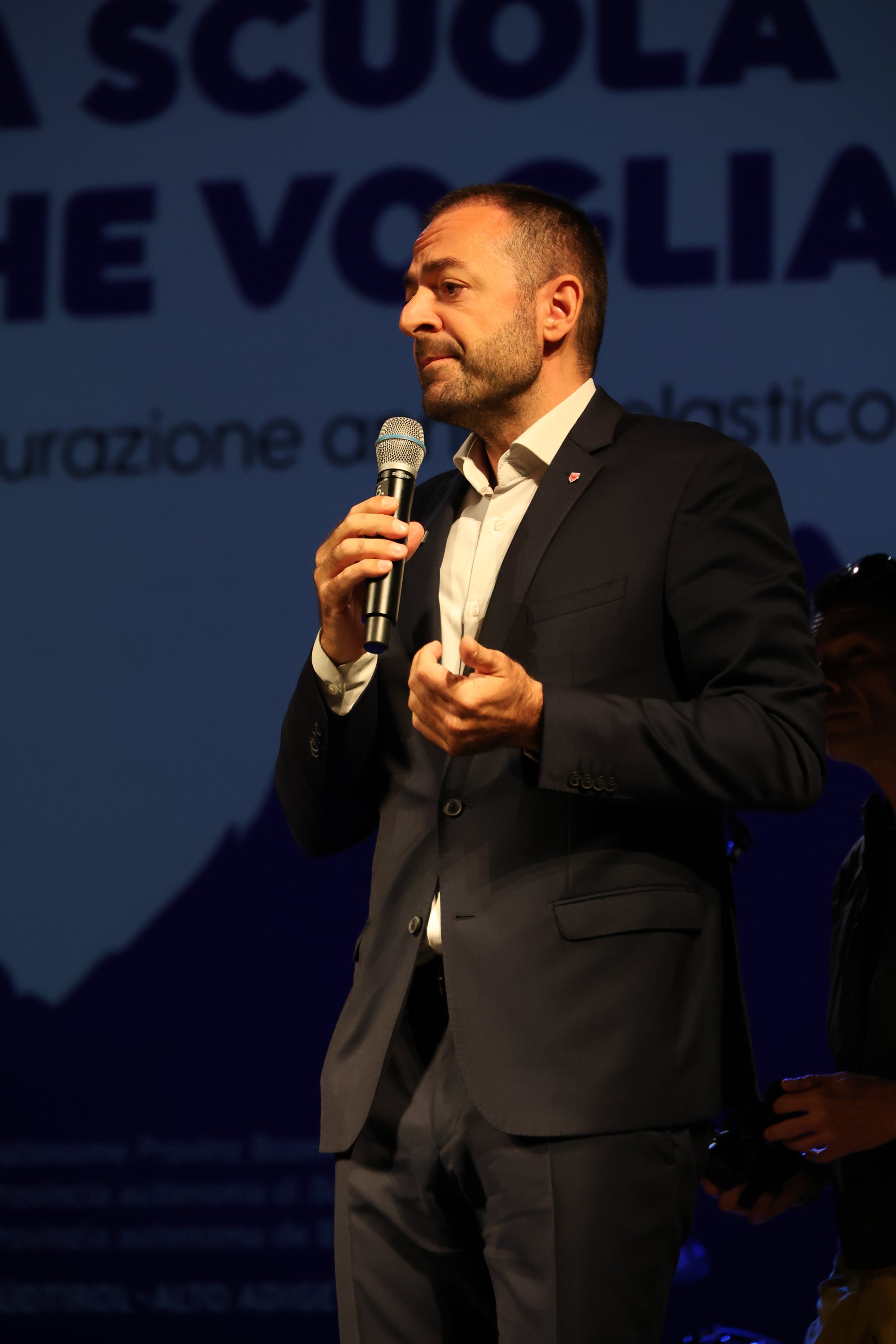 Il vicepresidente Marco Galateo ha ricordato dal palco del Teatro Comunale che la scuola “è un luogo di apprendimento e di crescita, una casa per imparare, per crescere, per costruire relazioni autentiche. La scuola non è solo un edificio, ma un simbolo: un luogo dove le idee prenderanno forma. (Foto: USP)