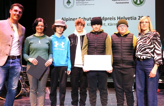 In rappresentanza delle scuole della Val di Vizze: studenti accompagnati da Philipp Oberegger, responsabile dell'Ispettorato forestale di Vipiteno (a sinistra), Karin Mühlsteiger della scuola elementare di Vipiteno (2a da sinistra) e Maria Amrain della stazione forestale di Campo di Trens (a destra) (Foto: Chris Thomas)