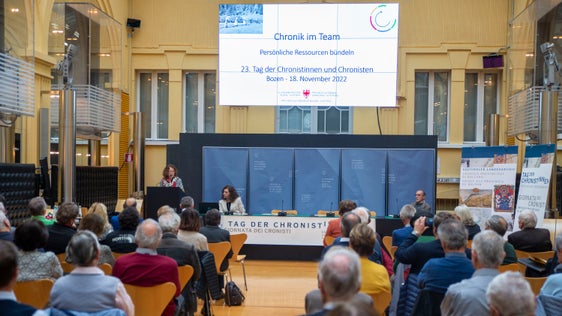 Landeschronistin Rita Thaler Wieser (am Podium) hielt Rückblick und Vorschau. (Foto: LPA/Fabio Brucculeri)