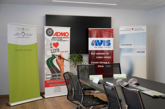 Il 20 dicembre sono stati firmati due importanti accordi per promuovere e garantire la donazione volontaria di sangue e cellule staminali in Alto Adige (Foto: USP/Manuela Tessaro)