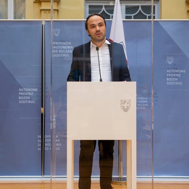 L'assessore Achammer ha sottolineato l'importanza di integrare nelle politiche del mercato del lavoro disoccupati, disoccupati di lungo periodo, i contratti a tempo determinato e la mancanza di manodopera qualificata. (Foto: ASP/Fabio Brucculeri)