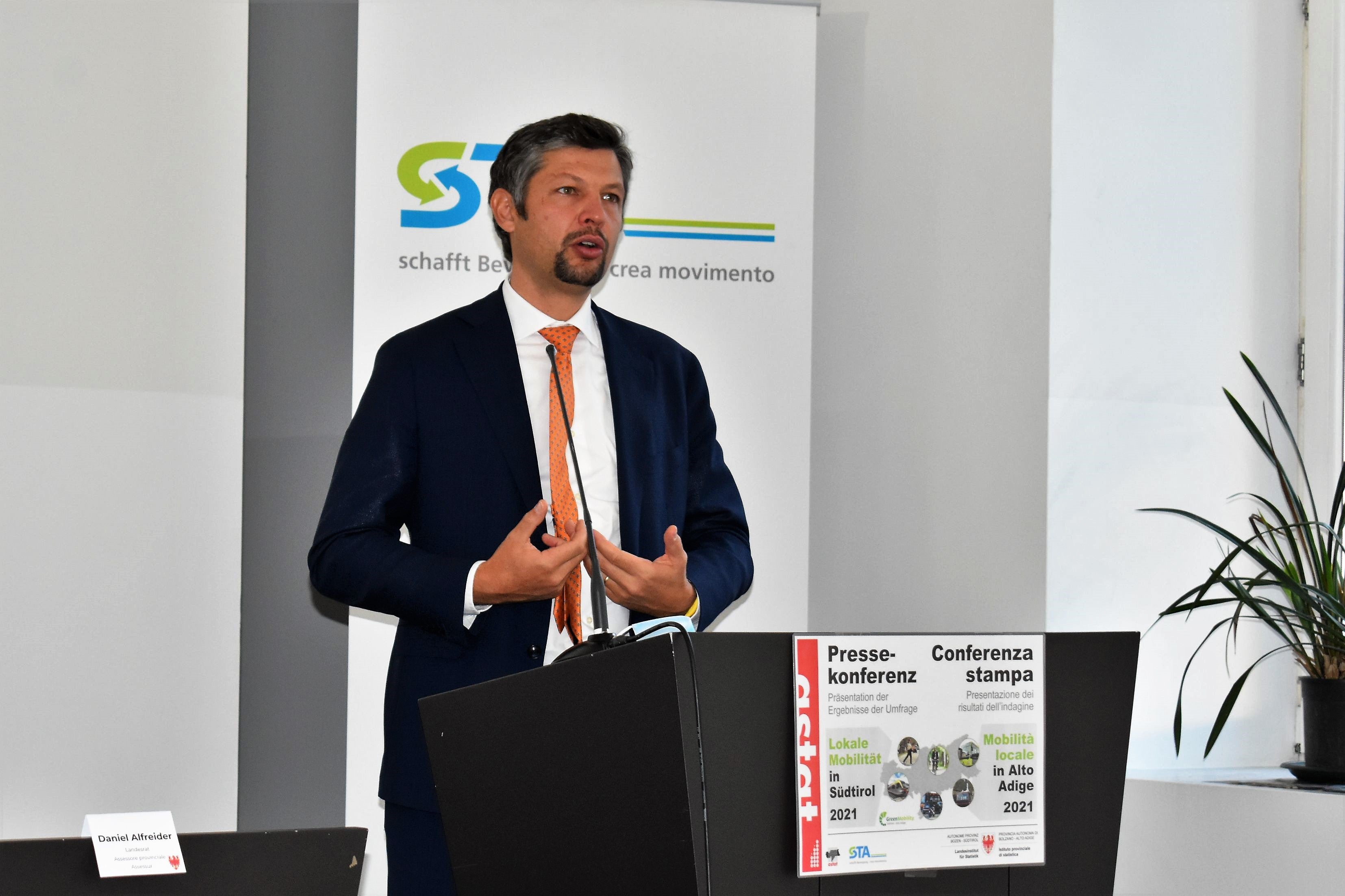 LR Alfreider zu den ASTAT-Daten 2021 zur Mobilität in Südtirol: Wir nehmen die Bedürfnisse der Menschen in puncto Mobilität ernst und arbeiten weiter daran, die Öffis noch nutzerfreundlicher und zuverlässiger zu machen und die Radmobilität auszubauen.. (Foto: LPA/Roman Clara)
