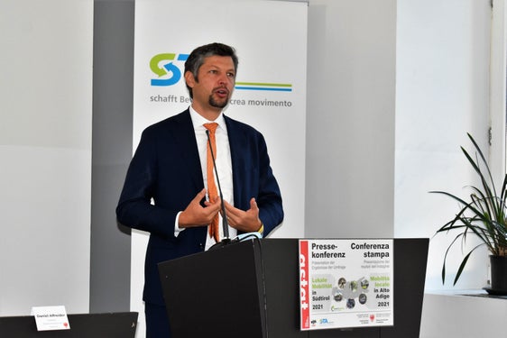 LR Alfreider zu den ASTAT-Daten 2021 zur Mobilität in Südtirol: "Wir nehmen die Bedürfnisse der Menschen in puncto Mobilität ernst und arbeiten weiter daran, die Öffis noch nutzerfreundlicher und zuverlässiger zu machen und die Radmobilität auszubauen.". (Foto: LPA/Roman Clara)