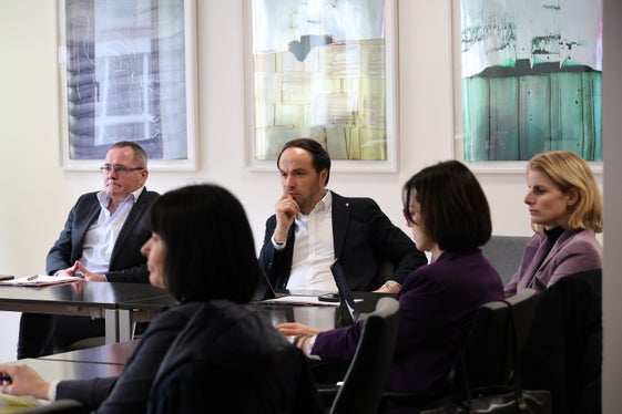 Es ist unser gemeinsames Ziel, Bildungsarmut weiter abzubauen, gleiche Chancen für alle in der Bildung zu bieten, um als Gesellschaft weiter zu wachsen, fasst Landesrat Philipp Achammer (im Bild Mitte, links neben ihm Bildungsdirektor Gustav Tschnett, rechts neben Achammer hds-Direktorin Sabine Mayr) das Treffen zusammen. (Foto: LPA/Clara Masiero)